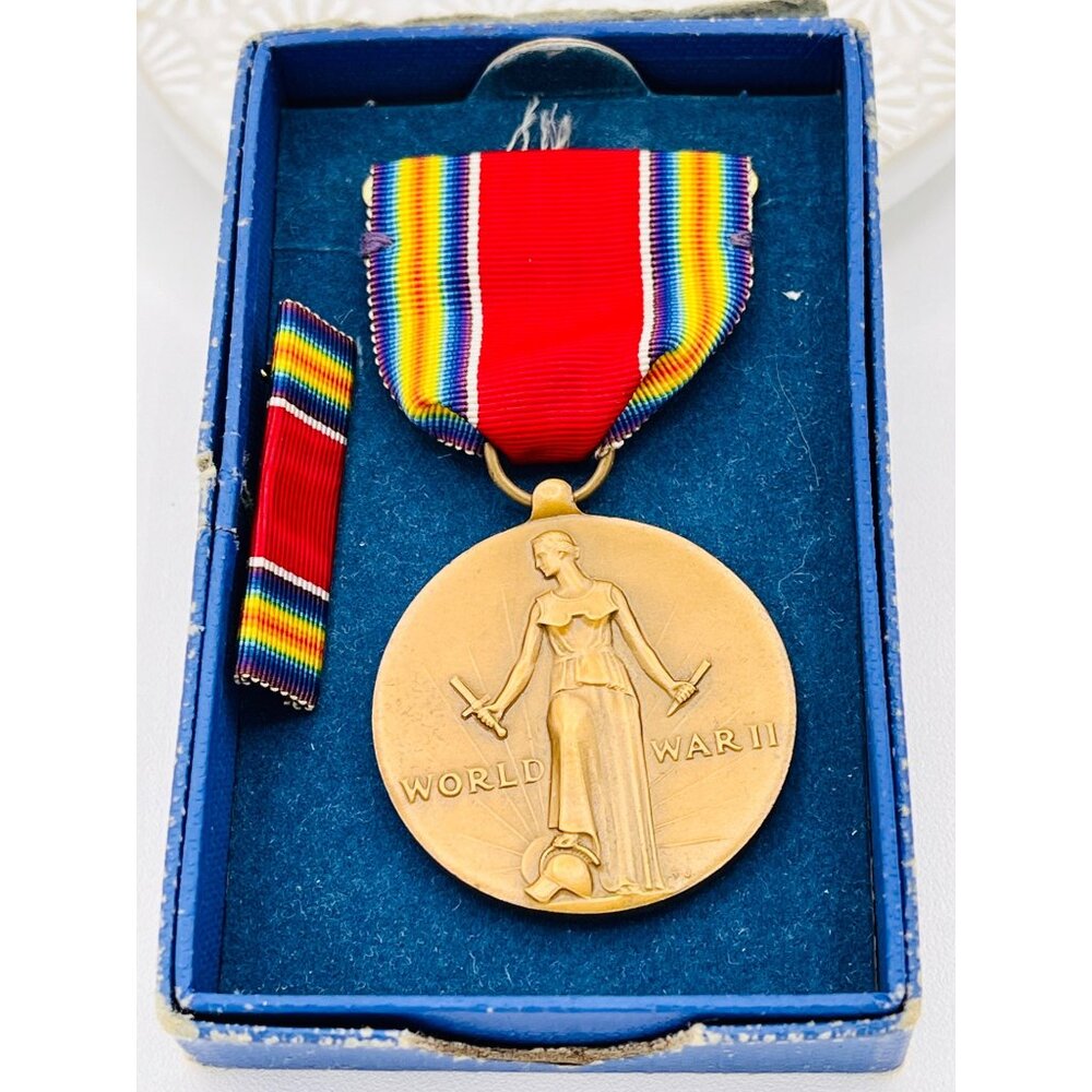 World War II Victory Medal with Longpin and Case | Excellent Vintage Condition